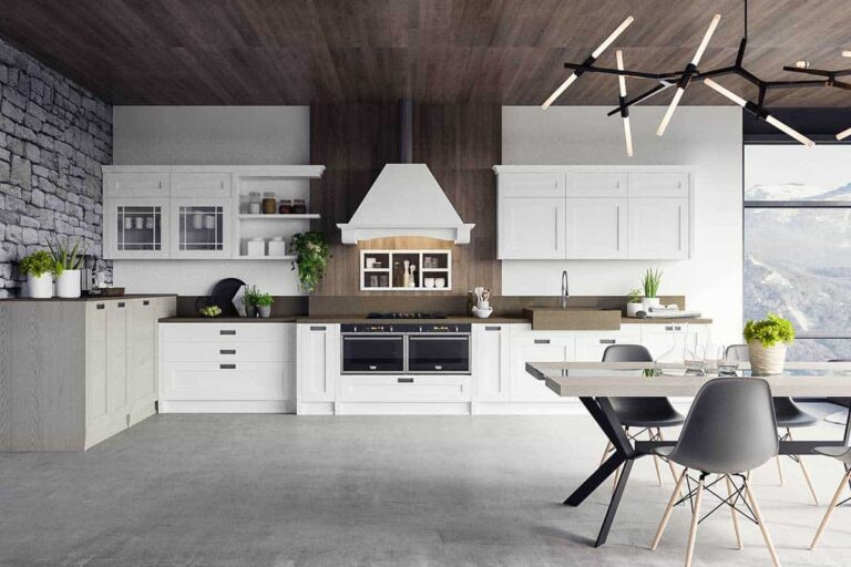 Moderne kjøkken med hvite skap og naturlige trearbeider, stor spiseplass og panorama utsikt, perfekt for hjemmekoselige middager og moderne interiør.