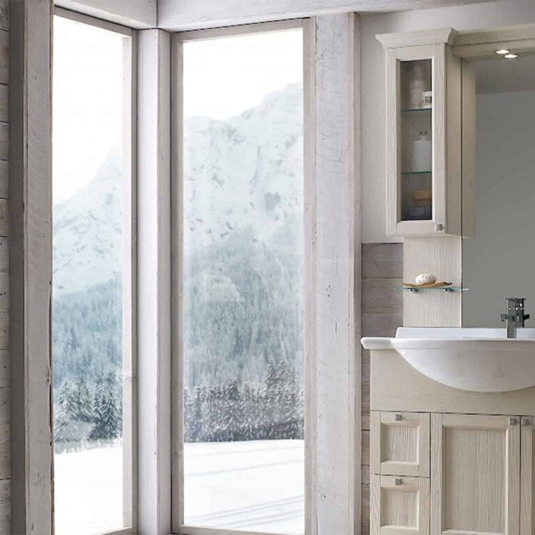 Lysebad med store vinduer og fjellutsikt.